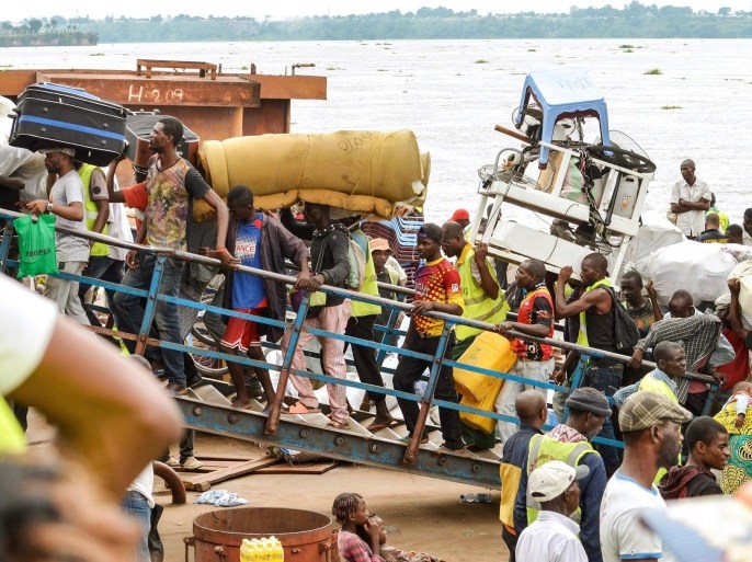 People from the Democratic Republic of Congo disembark as they arrive on an ATC boat from neighboring Congo Brazzaville after being forcefully deported, at Ngobila beach, near Kinshasa, on April 29, 2014. Several thousands of Congolese from the Democratic Republic of Congo have been deported from neighboring Congo Brazzaville as the police there launched an operation to oust illegal migrants. Although the number of those deported stands now at several thousand, local authorities in Congo Brazzaville have talked of ousting up to 40 000 illegal migrants from the country. AFP PHOTO / JUNIOR D. KANNAH