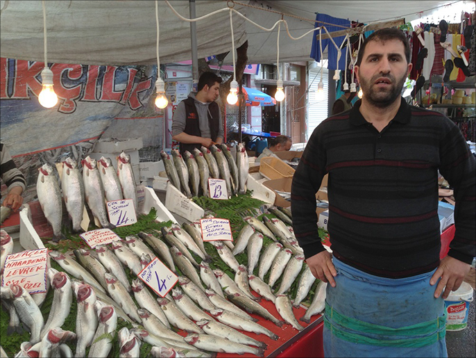 ‪محمد يبيع السمك في هذه الزاوية منذ 17 عاما، ومن قبله باع والده الخضراوات 40 سنة‬ (الجزيرة)