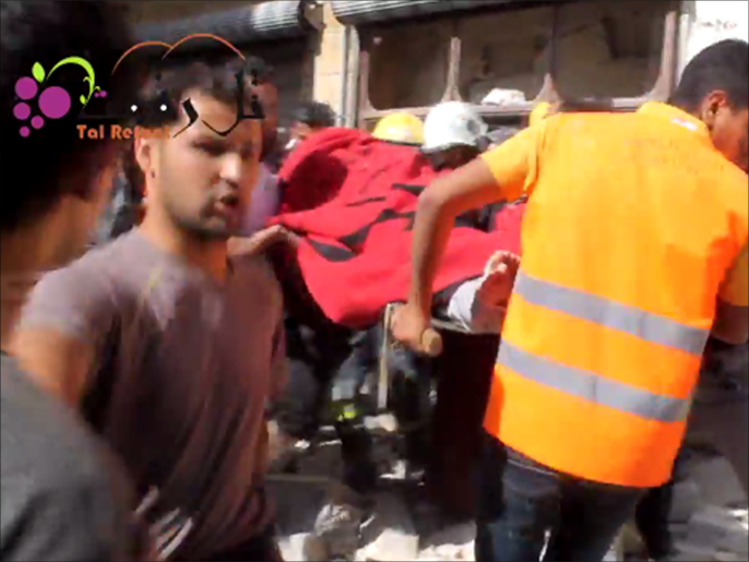 ‪انتشال الضحايا بعد قصف بالبراميل المتفجرة في تل رفعت‬ (ناشطون)