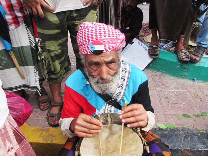 ‪عجوز يشارك في الفعالية بحماس‬ (الجزيرة)