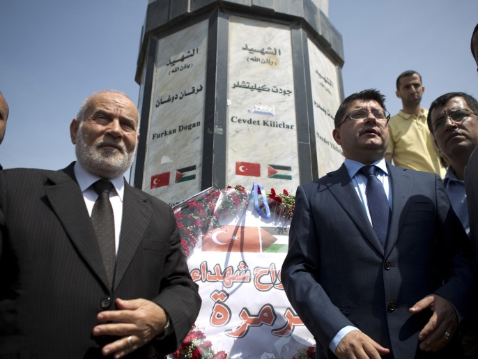 السفير التركي (يمين) وأحمد بحر أمام النصب التذكاري لشهداء مرمرة (غيتي إيميجز)