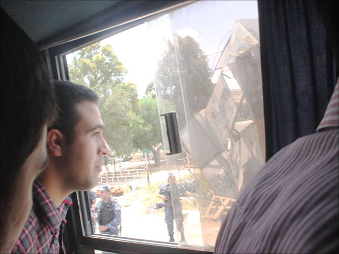 الأمن الفلسطيني يقف خارج الحافلة لمنع التظاهرة(الجزيرة)