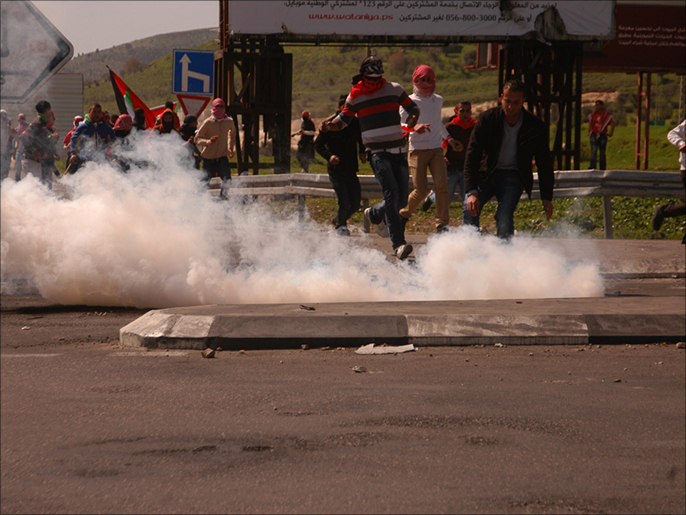 مواجهات سابقة بين فلسطينيين وقوات الاحتلال بالقرب من حاجز حوارة جنوب نابلس (الجزيرة-أرشيف)