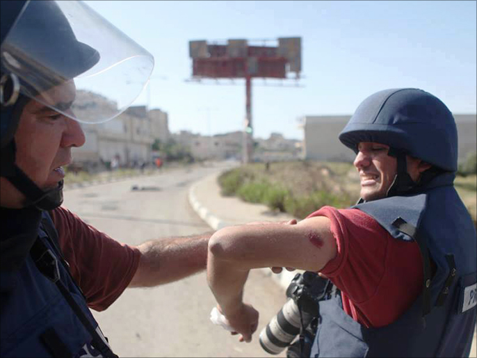 ‪الصحفي عصام الريماوي أصيب بالرصاص المطاطي في مايو الماضي‬  (الجزيرة نت)