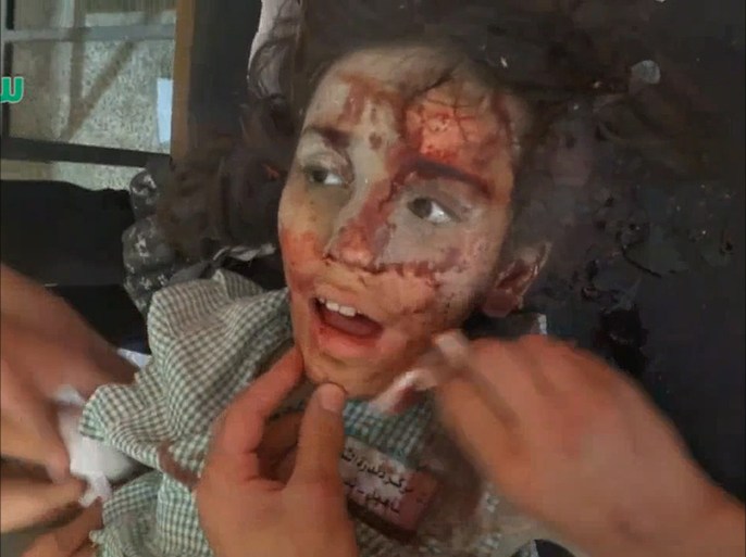 جرحى أطفال ونساء بغارة جوية استهدفت منازل المدنيين