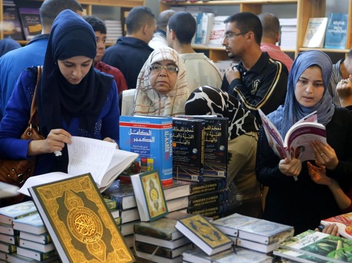 Women browse through books at the 18th annual International Book Exhibition of Algiers (SILA) in Algiers November 5, 2013. About 1,000 publishers from 44 countries are participating in the exhibition which takes place from October 30 to November 9, according to local media. REUTERS/Louafi Larbi (ALGERIA-Tags: - Tags: BUSINESS SOCIETY)