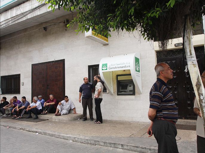 موظفون في غزة ينتظرون افتتاح البنوك