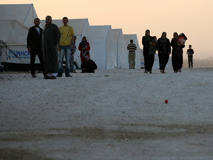 64% من اللاجئين المستجوبين أكدوا أن حل الأزمة يمر عبر إسقاط الأسد (رويترز)