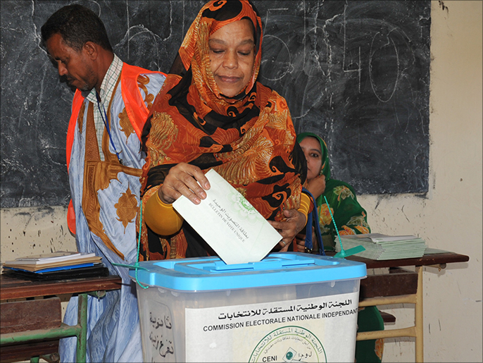 موريتانية تدلي بصوتها في مكتب اقتراع تفرغ زينة بنواكشوط (الجزيرة نت)