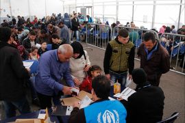 لاجئون سوريون يسجلون أسماءهم في مقر مفوضية اللاجئين زحلة شرق بيروت