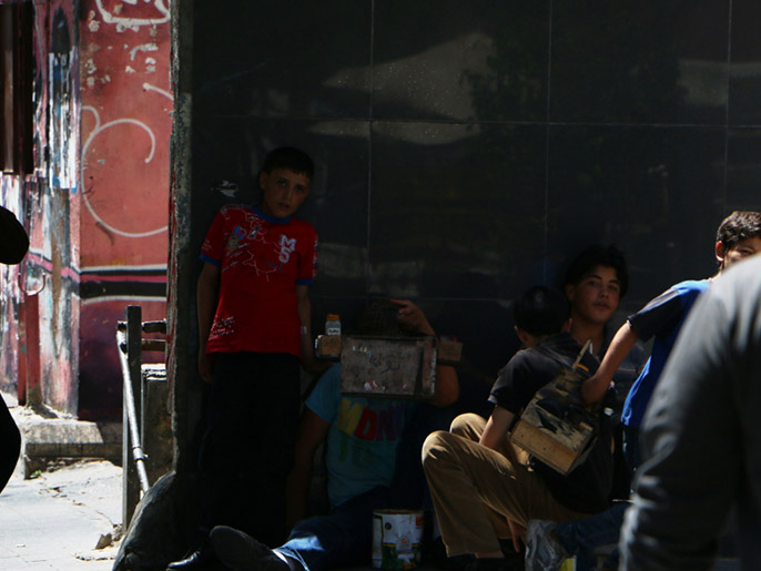 ‪أطفال سوريون في شارع الحمرا‬ (الجزيرة نت)