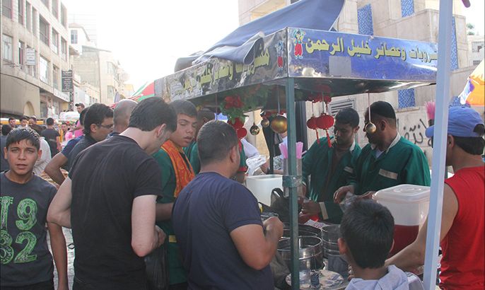 الخليل-فلسطين-29 يونيو/حزيران 2014 / بائع عصائر في مدينة الخليل في اليوم الأول من رمضان