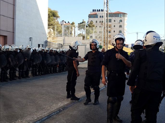 قوات من الشرطة الفلسطينية تستعد لمنع مظاهرة في رام الله