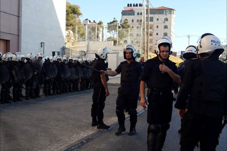قوات من الشرطة الفلسطينية تستعد لمنع مظاهرة في رام الله