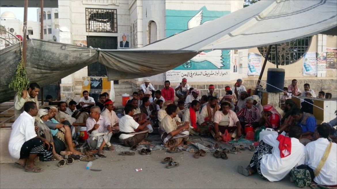 خيمة الاعتصام التي نصبها المحتجون أمام ديوان المحافظة الجزيرة نت