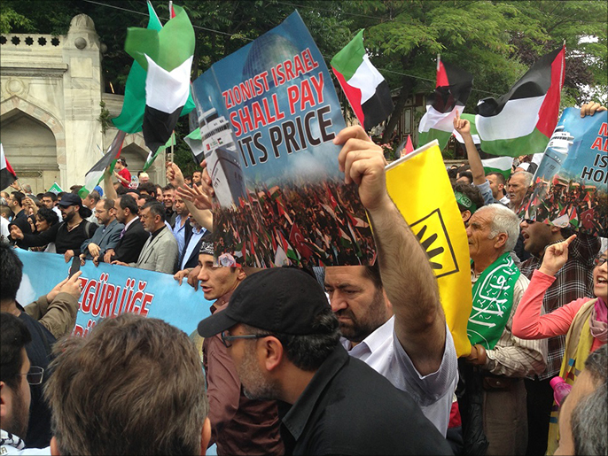 ‪علما فلسطين وتركيا وشارة رابعة رفعت في المسيرات‬ (الجزيرة)