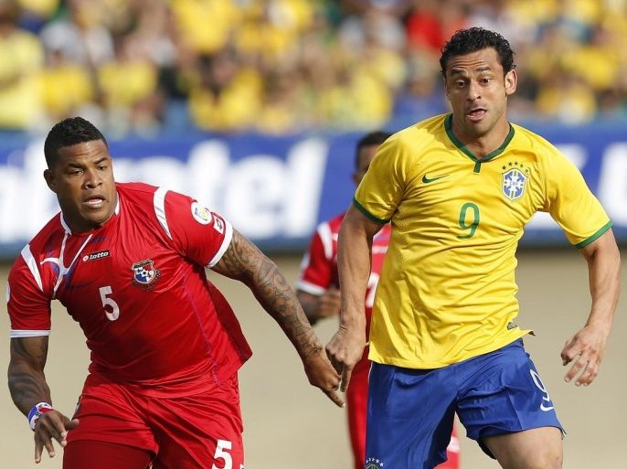 Brazil's Fred, right, fights for control of the ball with Panama's Roman Torres during a friendly soccer match at the Serra Dourada stadium in Goiania, Brazil, Tuesday, June 3, 2014. (AP Photo/Andre Penner)