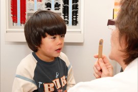 طبيب العيون يحدد إمكانية تصحيح عيوب الإبصار بالعدسات اللاصقة أم لا، وما إذا كانت العدسات تتناسب مع الطفل من الأساس أم لا.