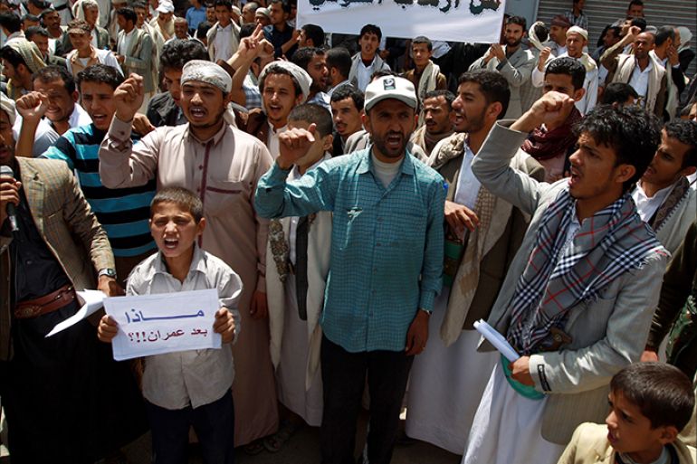 Yemeni men shout slogans during a protest outside the house of the President in the capital Sanaa on June 21, 2014 demanding the end of the fighting between Shiite Houthi rebels and Yemeni security forces. Yemeni warplanes supported troops battling Shiite Huthi rebels north of Sanaa on June 20 as fighting intensified, with dozens killed in 48 hours, officials and tribal chiefs said. AFP PHOTO / MOHAMMED HUWAIS