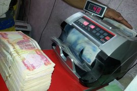 جهاز عد النقود في أحد المصارف الخاصة ببغداد – خاص بالجزيرة نت