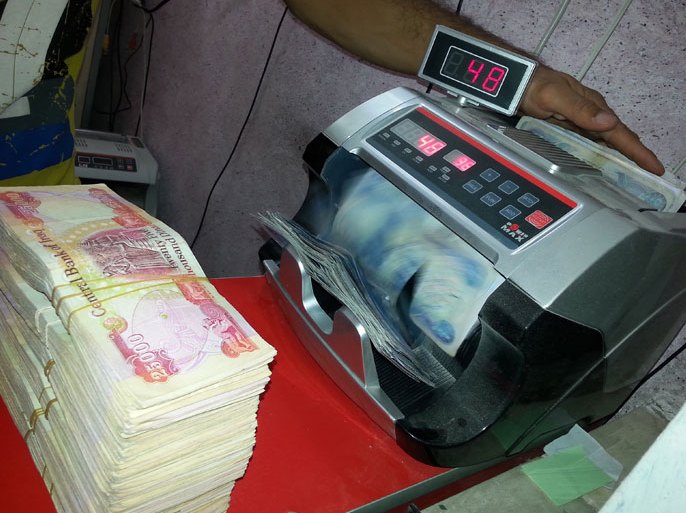 جهاز عد النقود في أحد المصارف الخاصة ببغداد – خاص بالجزيرة نت