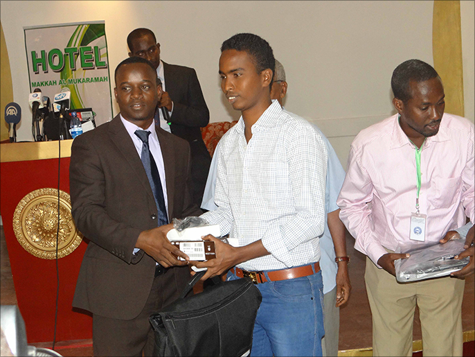 كينان (وسط) يتسلم جائزة تقدير من الاتحاد الوطني للصحفيين (الجزيرة نت-أرشيف)