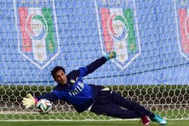 Italy's goalkeeper Gianluigi Buffon stops a ball during a training session at the Portobello Resort in Mangaratiba on June 11, 2014 ahead of the 2014 FIFA World Cup football tournament in Brazil. AFP PHOTO / GIUSEPPE CACACE