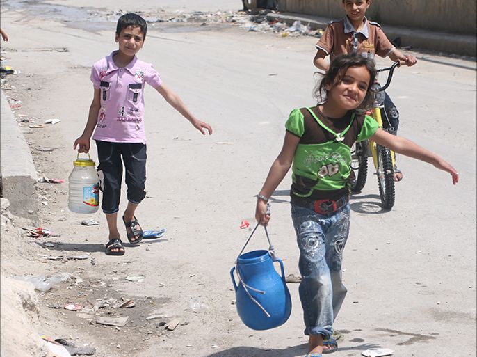 أطفال حلب يحملون أوعية الماء وينقلونها إلى منازلهم بشكل يومي حي كرم الجبل