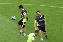 Spain's midfielder Xavi (L), defender Jordi Alba (C) and midfielder Xabi Alonso (R) take part in a training session at The Maracana Stadium in Rio de Janeiro on June 17, 2014, during the 2014 FIFA World Cup. Spain will face Chile on June 18, in their second Group E match of the tournament. AFP PHOTO/MARTIN BERNETTI