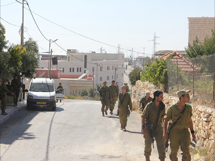 انتشار الجيش الإسرائيلي على في منطقة حسكا على أطراف بلدة حلحول شمال الخليل (تصوير: عوض الرجوب-الجزيرة نت).