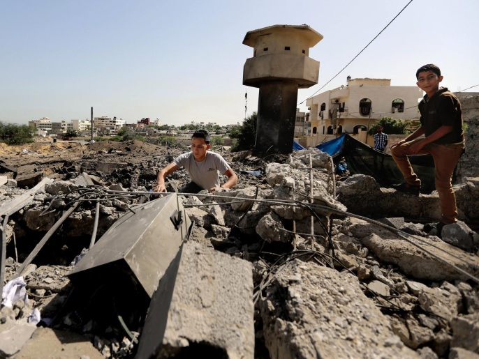 القصف الإسرائيلي الذي استهدف غزة خلف دمارا في المنازل (أسوشيتد برس)