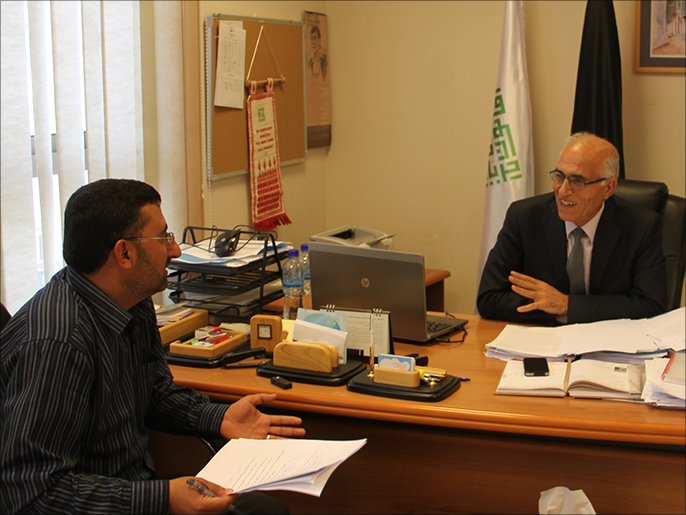 رئيس ديوان المظالم الفلسطيني د. أحمد حرب يتحدث لمراسل الجزيرة نت (الجزيرة)
