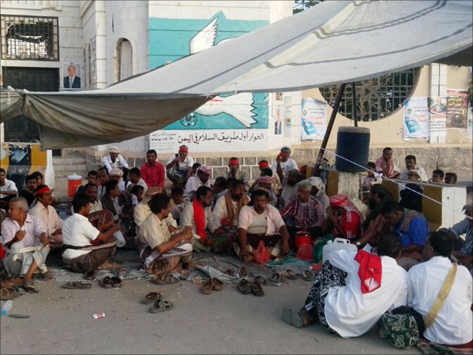 ‪خيمة الاعتصام التي نصبها المحتجون أمام ديوان المحافظة‬ (الجزيرة)