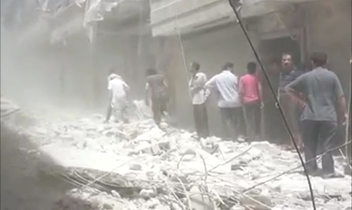 لحظة سقوط برميل على حي السكري في حلب