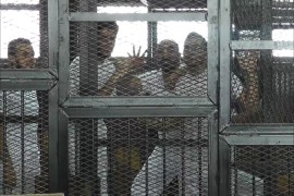 "تأجيل محاكمة صحفيي الجزيرة في مصر"، والمصدر الجزيرة