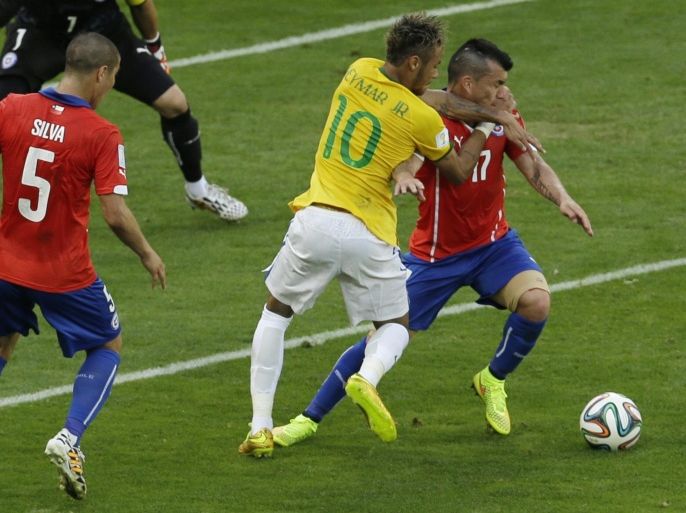 Brazil's Neymar, center, challenges for the ball with Chile's Gary Medel during the World Cup round of 16 soccer match between Brazil and Chile at the Mineirao Stadium in Belo Horizonte, Brazil, Saturday, June 28, 2014. (AP Photo/Hassan Ammar)