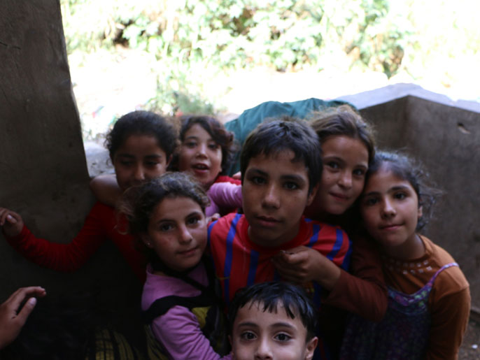 معظم الأطفال السوريين لا يملكون حذاء فكيف بالطعام(الجزيرة)