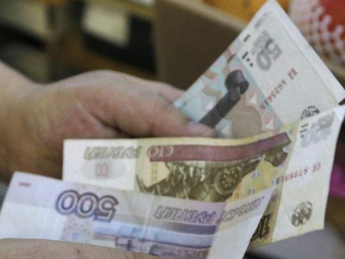 المركزي الروسي أرجع هبوط قيمة العملة إلى الغموض الاقتصادي وتدهور ثقة المنتجين (رويترز)