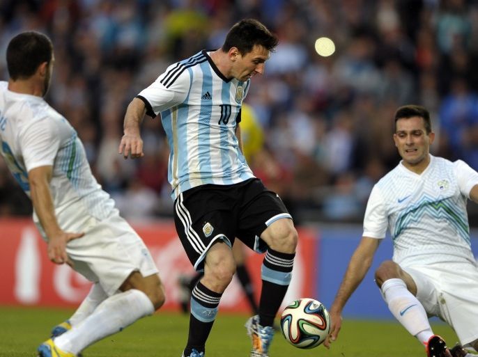 Argentina's forward Lionel Messi (C) scores the team's second goal against Slovenia during a friendly football match at La Plata stadium in La Plata, Buenos Aires, Argentina on June 7, 2014 in preparation of the 2014 FIFA World Cup Brazil to be held between June 12 and July 13. AFP PHOTO / Alejandro PAGNI