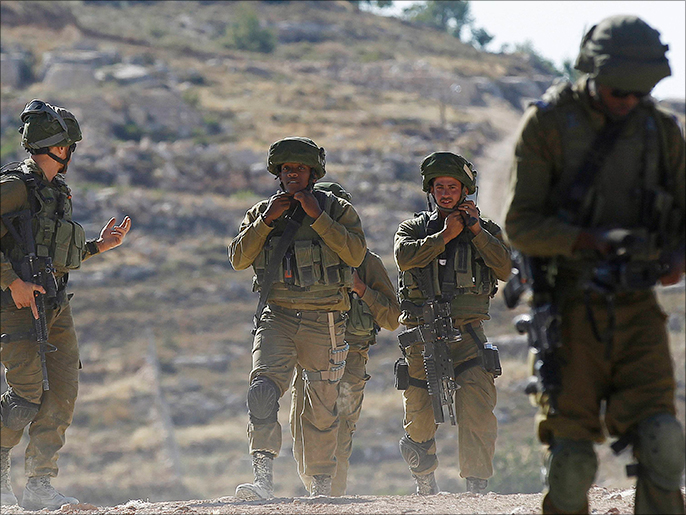 جنود الاحتلال يواصلون البحث بالضفة الغربية عن مستوطنين مفقودين (رويترز)