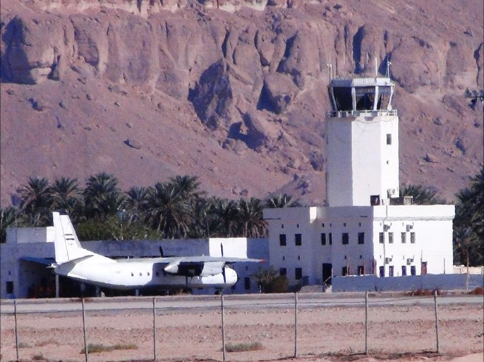 الجيش اليمني أعلن الخميس استعادة السيطرة على مطار سيئون بعد أن اقتحمه مسلحون من القاعدة