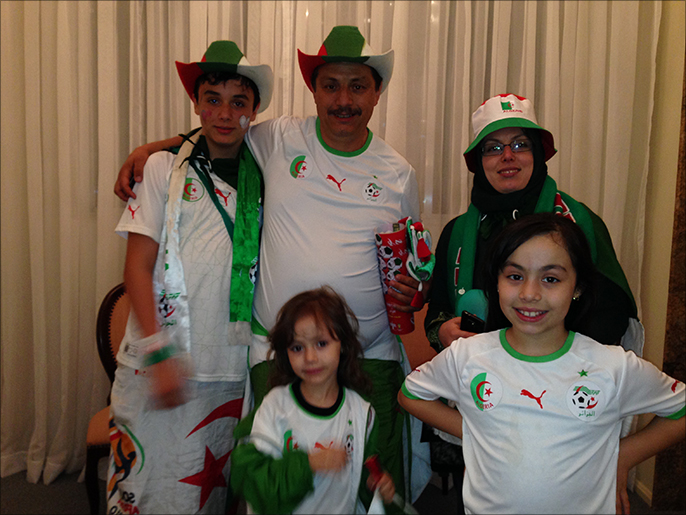 ‪عائلة جزائرية تابعت الخضر في كل تنقلاتهم‬ (الجزيرة) 