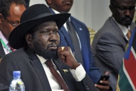 The President of South Sudan, Salva Kiir (L) looks on during a peace meeting held with regional leaders in Addis Ababa, Ethiopia, 10 June 2014. The leaders of two warring sides, the President Kiir and the rebel leader Riek Machar, had agreed to form a transitional government within a 60-day deadline in an attempt to end the unrest that begun in December 2013, the media reported quoting Ethiopian Prime Minister Hailemariam Desalegn.