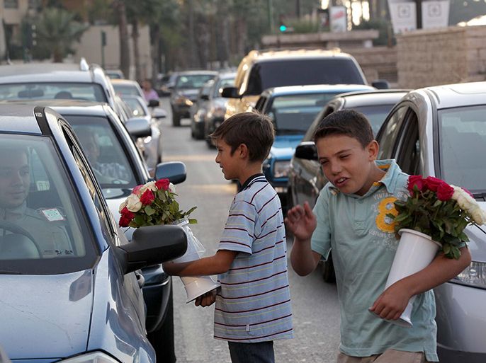 فتيات وفتيان سوريون يبيعون الورود في شوارع بيروت