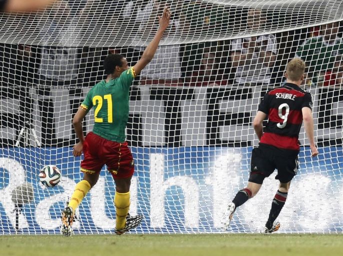 Germany's Andre Schuerrle, right, has scored his side's second goal during a soccer friendly match between Germany and Cameroon in Moenchengladbach, Germany, Sunday, June 1, 2014. (AP Photo/Michael Probst)