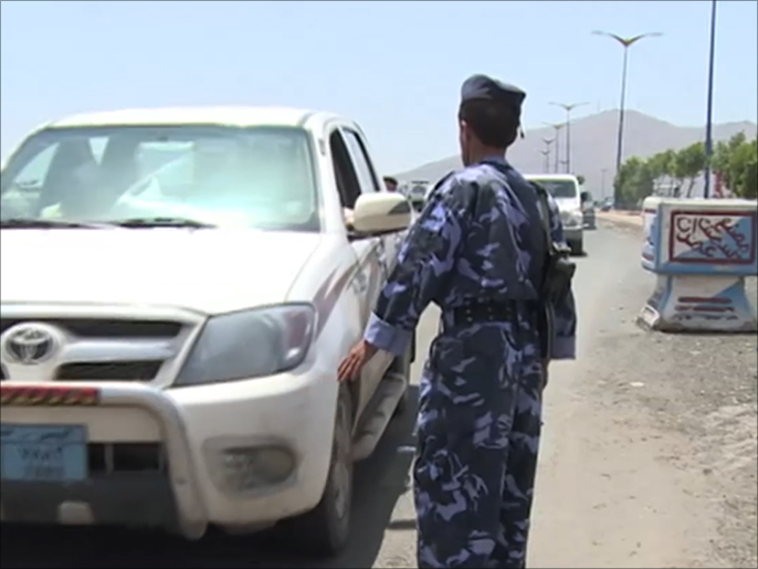 ‪نقطة تفتيش تابعة للجيش في محافظة عمران‬  (الجزيرة)