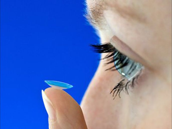 عند تعاطي أدوية العيون قد يترسب الدواء على العدسات اللاصقة، وبالتالي قد يدوم مفعوله لمدة أطول من المدة المقررة. (النشر مجاني لعملاء وكالة الأنباء الألمانية “dpa”. لا يجوز استخدام الصورة إلا مع النص المذكور