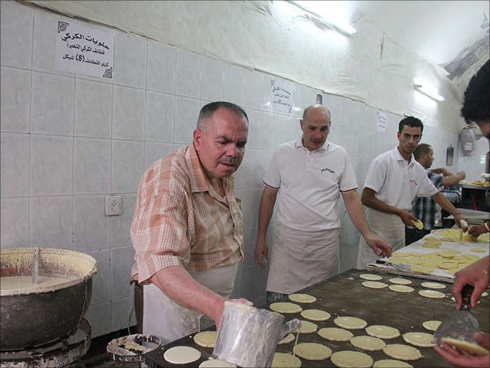 أبو محمد الكركي بائع القطائف والحلويات لمس ركودا تجاريا(الجزيرة)