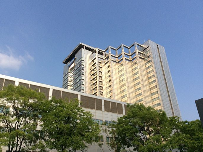 صورة خارجية لمستشفى سامسونغ يظهر اللوغو ومدى ضخامة المبنى
