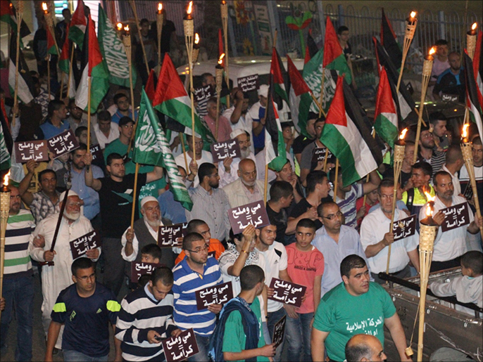 مسيرات ليلية ببلدات الداخل الفلسطيني رفضا للتغذية القسرية(الجزيرة)